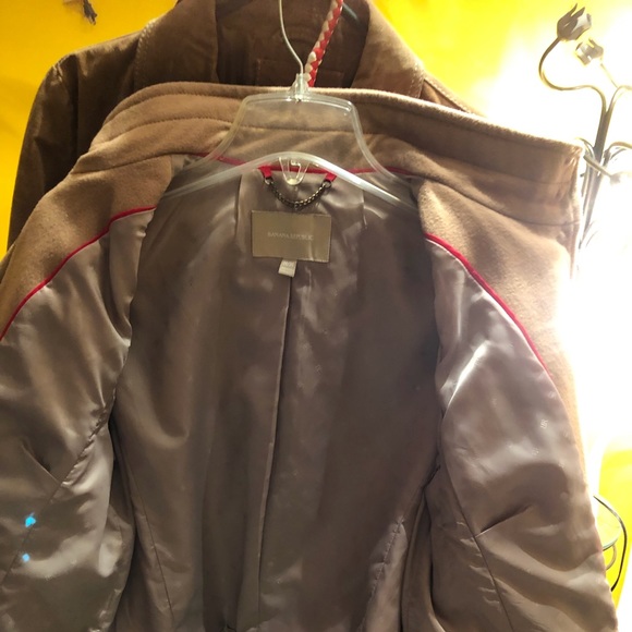 Selling this banana republic jacket. It’s a beautiful beige colour. Worn 2 x - Picture 2 of 4